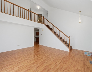 182 Wellington Circle - Photo Thumbnail 3