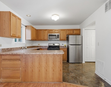182 Wellington Circle - Photo Thumbnail 11