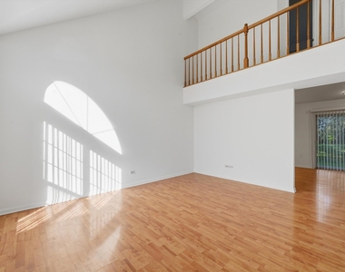 182 Wellington Circle - Photo Thumbnail 5