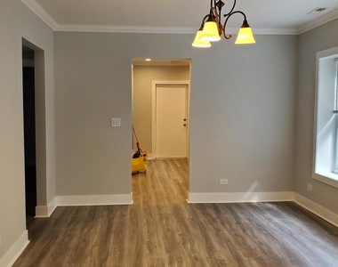6707 N Artesian Avenue - Photo Thumbnail 2
