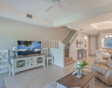 992 Woodshire Lane - Photo Thumbnail 2