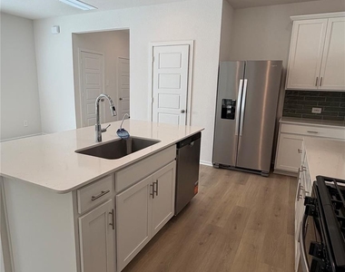 411 Sunrise Ranch Dr - Photo Thumbnail 11
