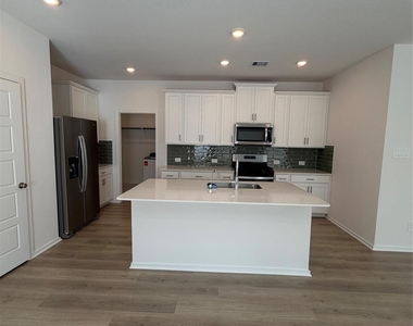 411 Sunrise Ranch Dr - Photo Thumbnail 8