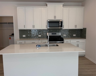 411 Sunrise Ranch Dr - Photo Thumbnail 7