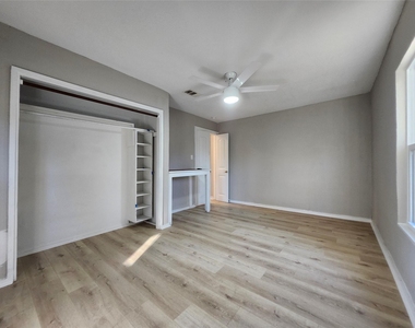 4702 Oak Street - Photo Thumbnail 19