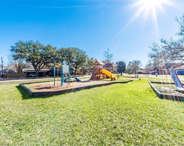 4702 Oak Street - Photo Thumbnail 28