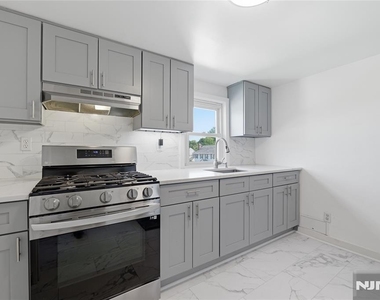 76 Schuyler - Photo Thumbnail 2