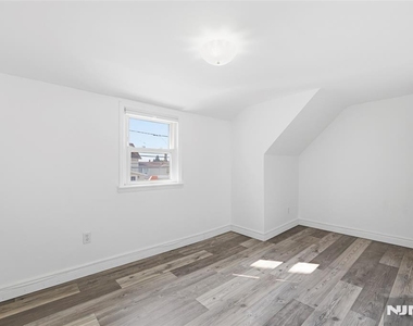 76 Schuyler - Photo Thumbnail 4