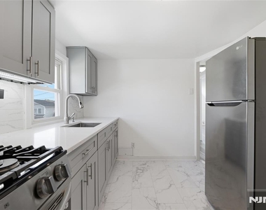 76 Schuyler - Photo Thumbnail 3