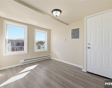 279 Ridgewood - Photo Thumbnail 3