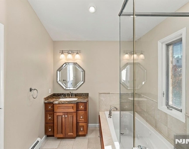 456 Glen - Photo Thumbnail 16