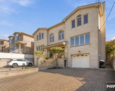 456 Glen - Photo Thumbnail 22