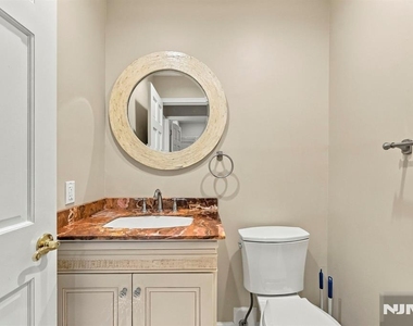 456 Glen - Photo Thumbnail 9