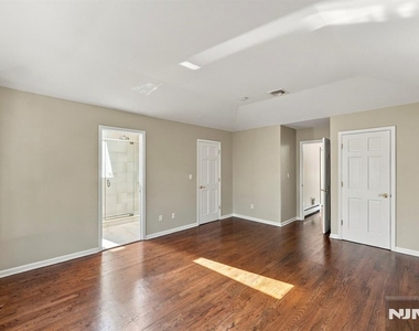 456 Glen - Photo Thumbnail 15