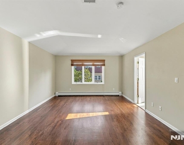 456 Glen - Photo Thumbnail 14