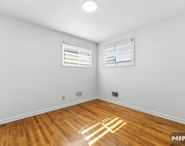 454 Lasalle - Photo Thumbnail 9