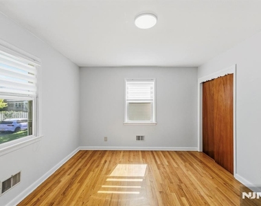 454 Lasalle - Photo Thumbnail 11