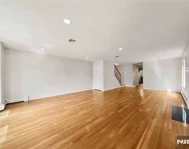 229 Franklin - Photo Thumbnail 6