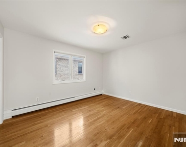 229 Franklin - Photo Thumbnail 16