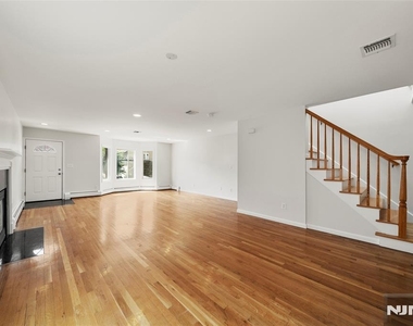 229 Franklin - Photo Thumbnail 4