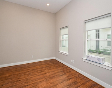 955 W 24th Street - Photo Thumbnail 4