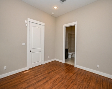955 W 24th Street - Photo Thumbnail 5