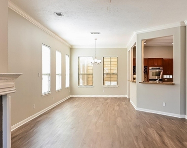 912 W 25th Street - Photo Thumbnail 8