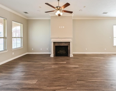 912 W 25th Street - Photo Thumbnail 1