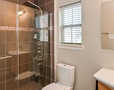 912 W 25th Street - Photo Thumbnail 12