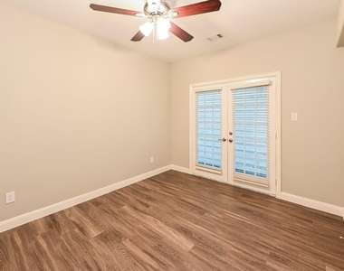 912 W 25th Street - Photo Thumbnail 10
