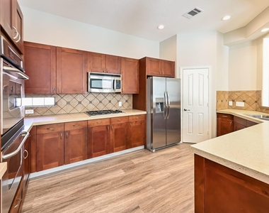 912 W 25th Street - Photo Thumbnail 5