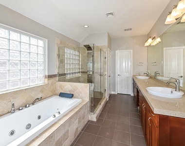 912 W 25th Street - Photo Thumbnail 13