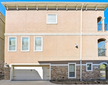 912 W 25th Street - Photo Thumbnail 14
