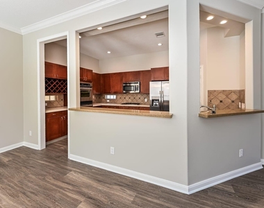 912 W 25th Street - Photo Thumbnail 4