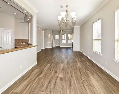 912 W 25th Street - Photo Thumbnail 6