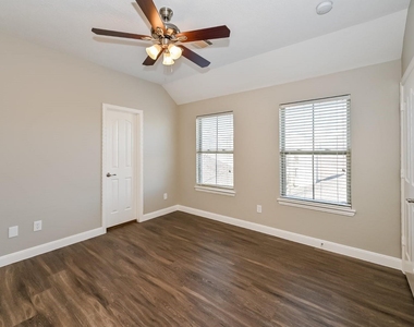 912 W 25th Street - Photo Thumbnail 9