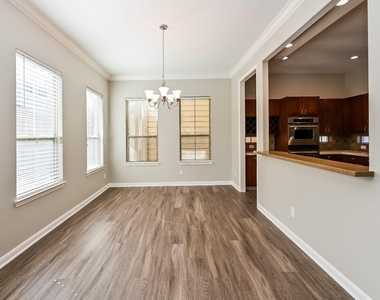 912 W 25th Street - Photo Thumbnail 7