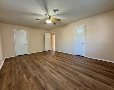 703 W 4th Street - Photo Thumbnail 16