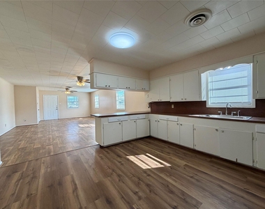 703 W 4th Street - Photo Thumbnail 5