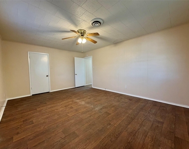 703 W 4th Street - Photo Thumbnail 19