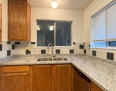 331 Cobbleton Drive - Photo Thumbnail 7