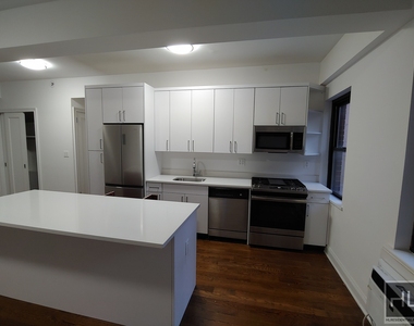 East 57th Street - Photo Thumbnail 5