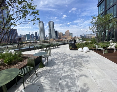 Commercial St in north Greenpoint - Photo Thumbnail 5