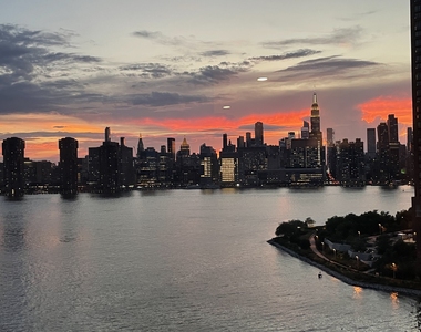 Commercial St in north Greenpoint - Photo Thumbnail 6