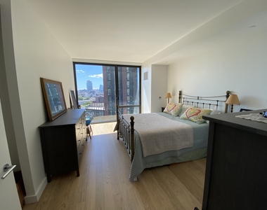 Commercial St in north Greenpoint - Photo Thumbnail 2