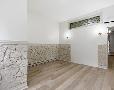 521 Front Street - Photo Thumbnail 9