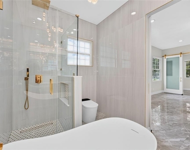 1905 W Burke Street - Photo Thumbnail 18