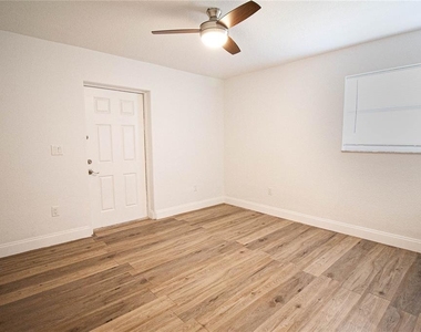 2345 Floyd Street - Photo Thumbnail 2