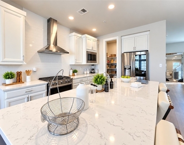 312 E Lake St - Photo Thumbnail 5