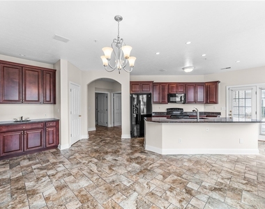 216 Adams Pointe Blvd - Photo Thumbnail 8